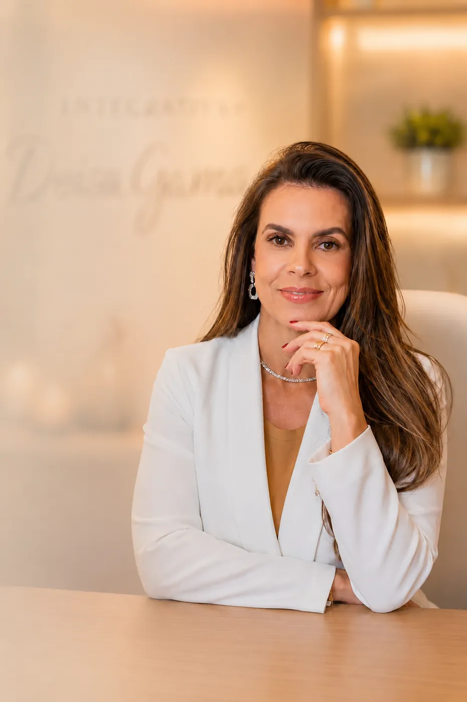Deise Gama sentada em seu consultório